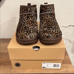 UGG Classic Ultra Mini Caspian Genuine Calf Hair Bootie. 8M. New with box